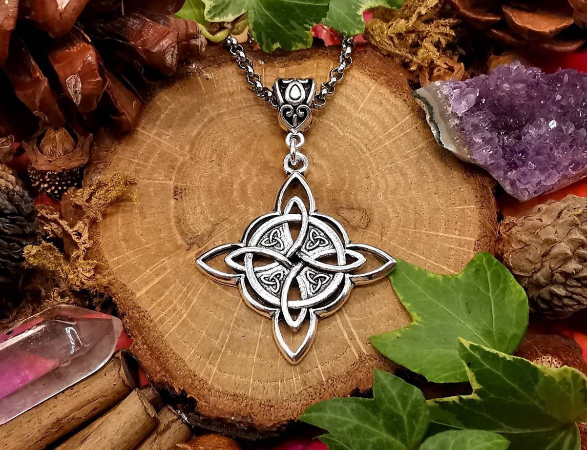 Witches Knot Necklace Triple Moon Hecate Stropholos - Etsy
