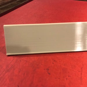 Op de afbeelding: Een simpel, rechthoekig bord in off-white met een licht getextureerd oppervlak.