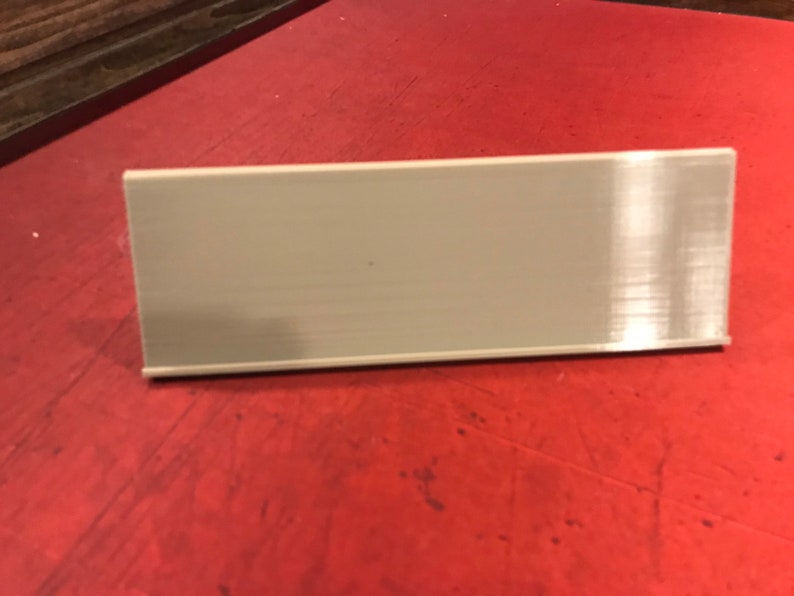 Op de afbeelding: Een simpel, rechthoekig bord in off-white met een licht getextureerd oppervlak.