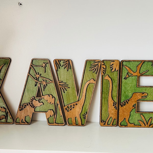 Letras de madera en capas con temática de dinosaurios para habitación de niños, cortadas con láser, personalizables, de la A a la Z, del 0 al 9 y el símbolo "&", teñidas, pintadas y selladas