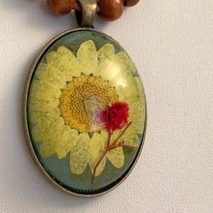 Large flower in resin necklace