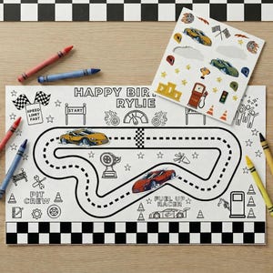 以下が含まれることがあります： 黒と白のレースカーをテーマにした塗り絵セット。レーストラックのデザイン、車、そして「HAPPY BIRTHDAY RYLIE」の文字があります。ステッカー、クレヨン、市松模様のボーダーが含まれています。子供に最適です。