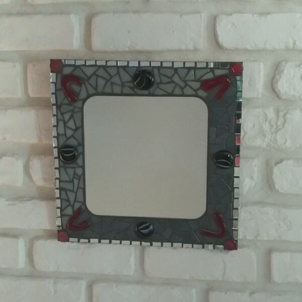 Miroir gris et rouge en mosaïque