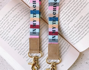 Mini tour de cou, bracelet et porte-clés en tissu In My Teaching Era, indispensable pour l'enseignant et cadeau pour pièce d'identité en classe, supports pour clés USB et clés
