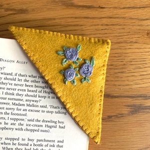 Bookmark, corner bookmark, felt bookmark, embroidery flowers, teachers gift, gifts for book lovers