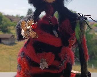Figura de bruja de fieltro y su lagarto, decoración mística de otoño, arte en lana cardada, regalo de bruja gótica