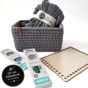 Peut inclure: Ensemble de trois mugs en céramique avec une finition mate et mouchetée. Les tasses sont de couleur crème, marron clair et marron foncé. Chaque mug a un design simple et minimaliste.