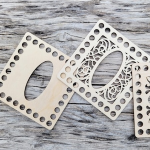 Könnte beinhalten: Nahaufnahme mehrerer unfertiger Holzkorbböden. Die Böden sind quadratisch mit ovalen Aussparungen und gleichmäßig verteilten Löchern am Umfang. Ein Boden weist ein verziertes, durchbrochenes Design innerhalb des Ovals auf.