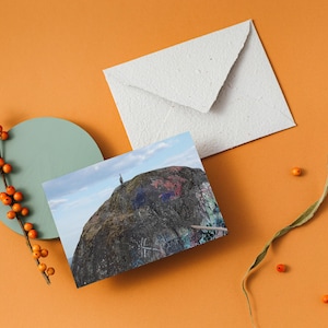 Cartolina con design colorato e unico della costa occidentale in una stampa digitale scaricabile