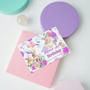 Cartão de Aniversário Infantil com Design de Coelhinho Fofo! Disponível para Download Digital e Formatos Canva Editáveis