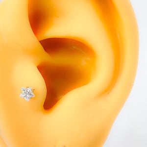 Piercing #211 tragus bovenste helix 316L chirurgisch staal kubieke zirkonia kristal handgemaakte ster driehoek