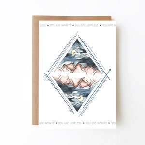 Op de afbeelding: Een aquarel-illustratie van bergen die in een meer worden weerspiegeld met een maan en wolken in de lucht. De afbeelding is omlijst door een geometrische ruitvorm met pijlen in elke hoek. De tekst "LESS YOU ARE INFINITE YOU ARE LIMITLESS YOU ARE IN ARE INPINITE YOU ARE LIMITLESS YOU ARE INFINITE POL" is rond de rand van de afbeelding gedrukt.