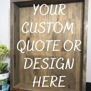 Può includere: Un cartello in legno rustico con una cornice bianca. Il cartello ha il testo "YOUR CUSTOM QUOTE OR DESIGN HERE" scritto su di esso.
