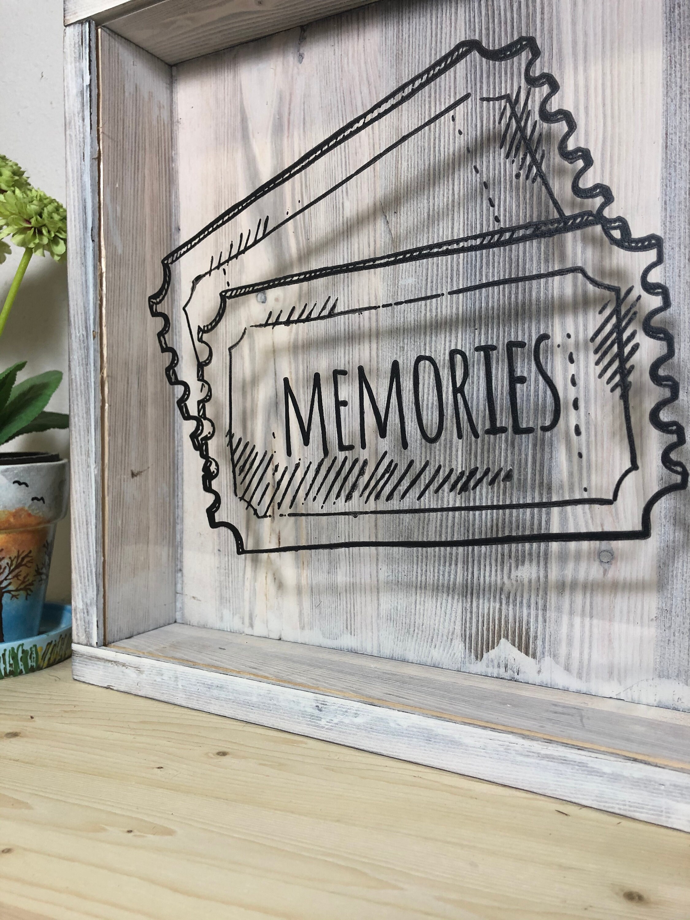 素朴なチケットシャドーボックス：手作りの松材製記念品ホルダー