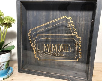 素朴なチケットシャドーボックス：手作りの松材製記念品ホルダー