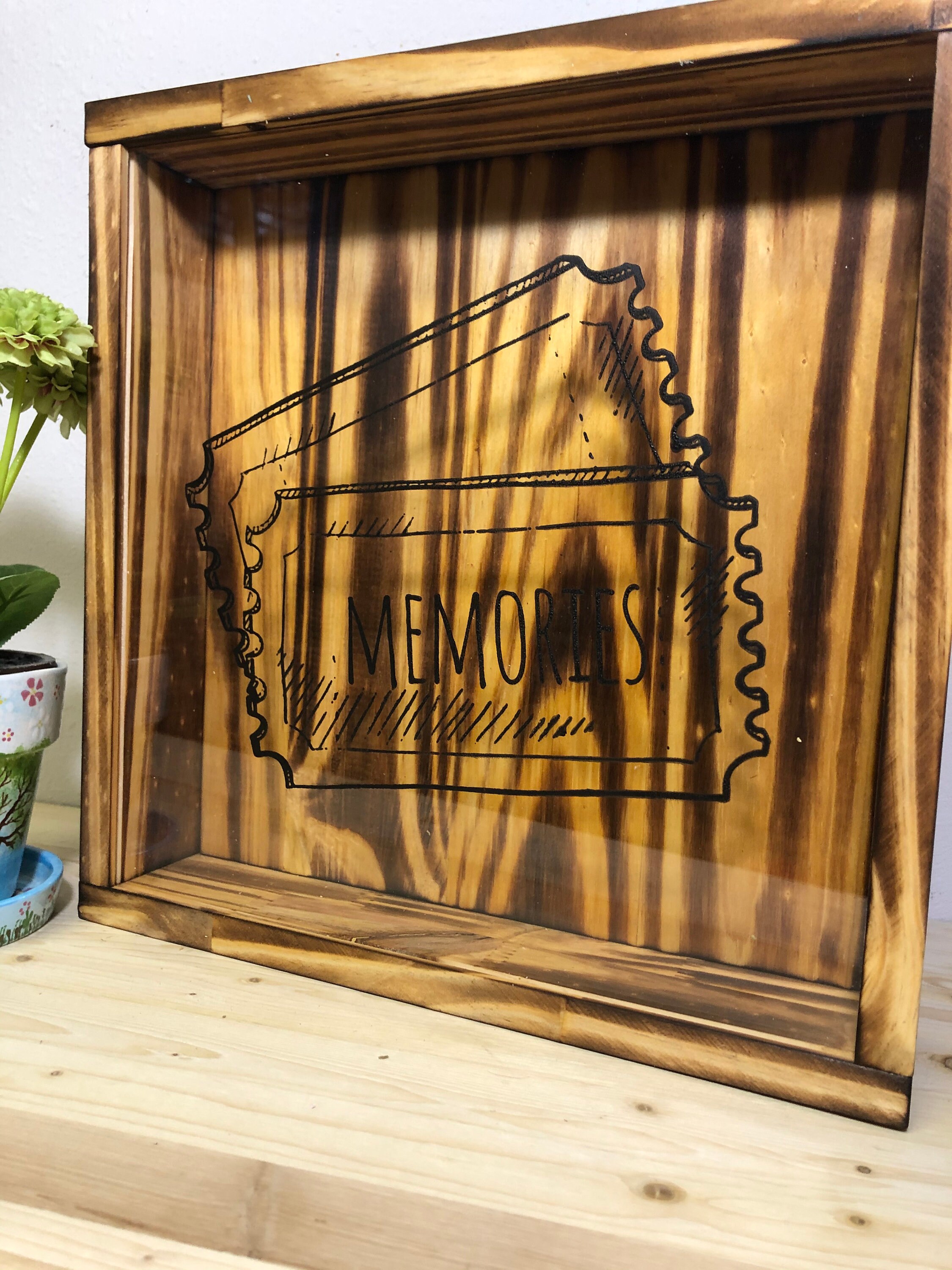 素朴なチケットシャドーボックス：手作りの松材製記念品ホルダー