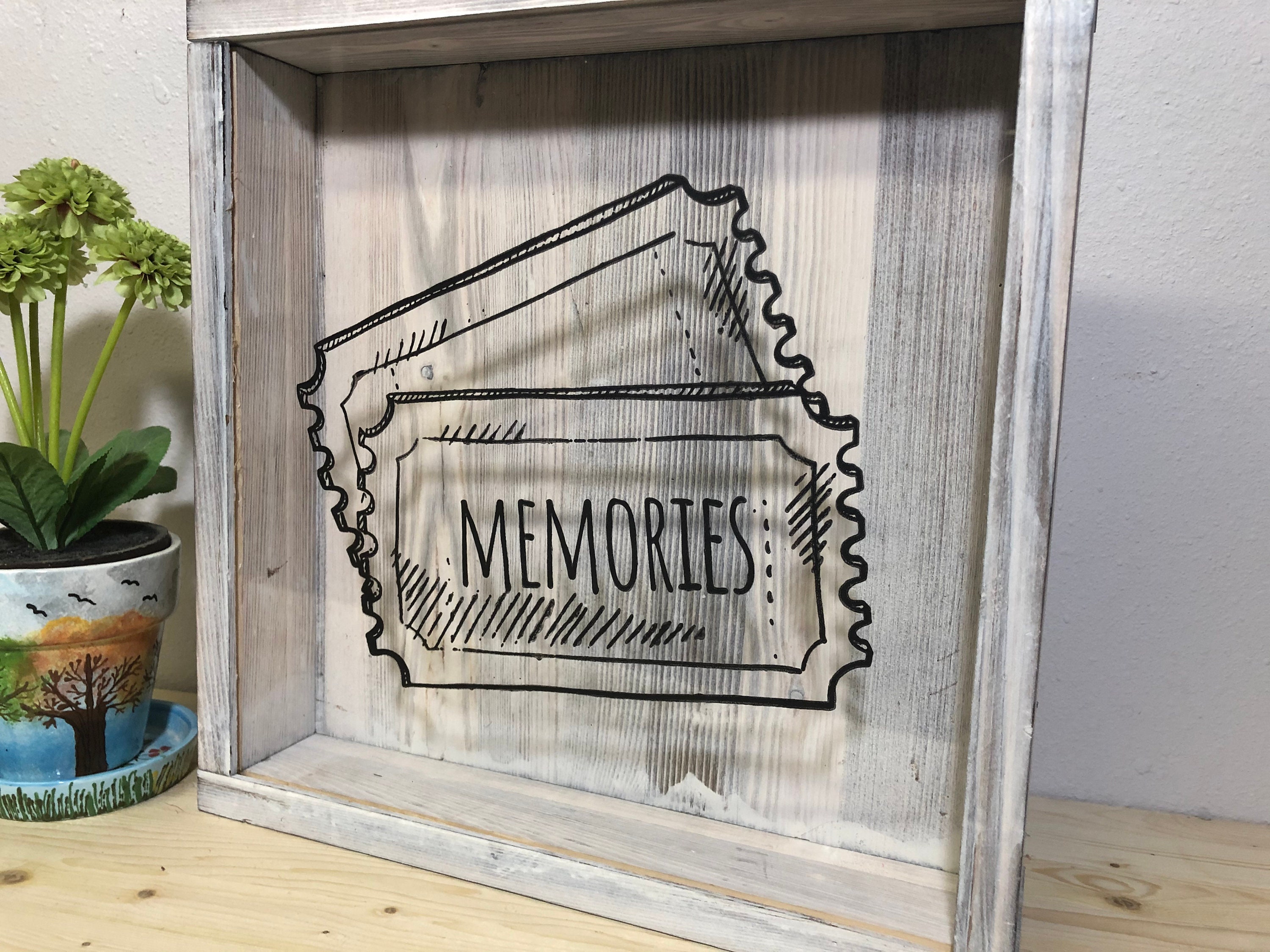 素朴なチケットシャドーボックス：手作りの松材製記念品ホルダー