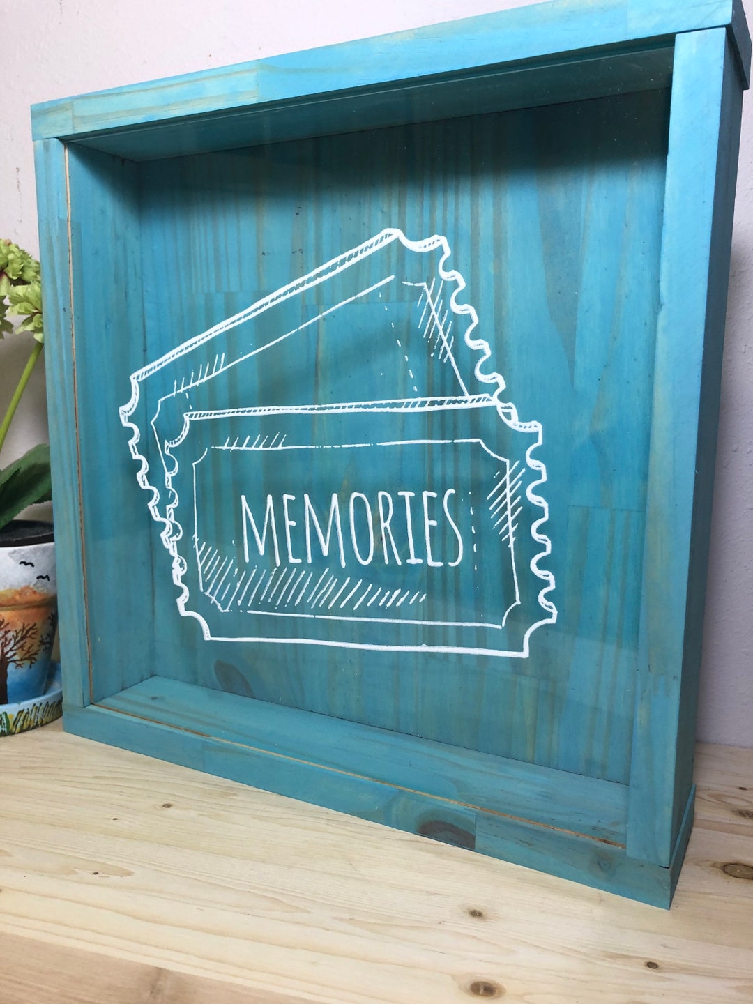 素朴なチケットシャドーボックス：手作りの松材製記念品ホルダー