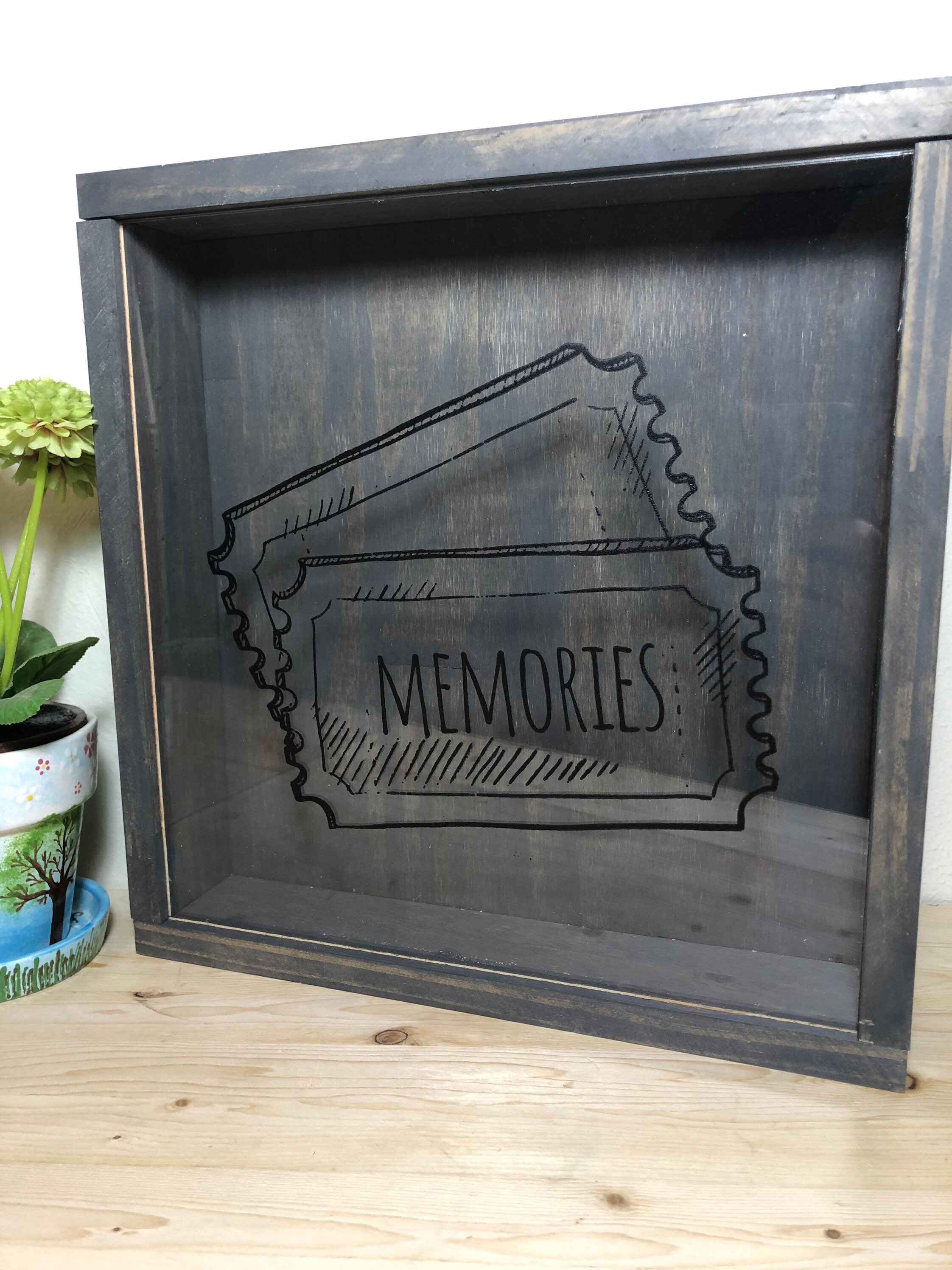 素朴なチケットシャドーボックス：手作りの松材製記念品ホルダー