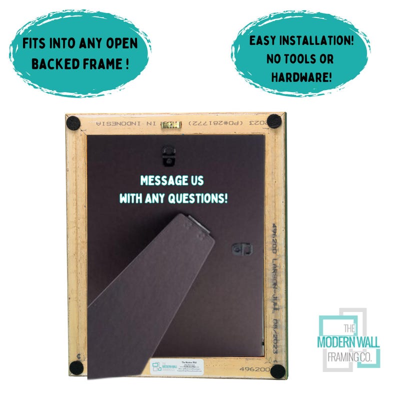 Op de afbeelding: Achterkant van een houten fotolijst met een bruine achterkant en een bericht met de tekst "Neem contact met ons op als je vragen hebt!" De lijst is gelabeld met "The Modern Wall Framing Co."