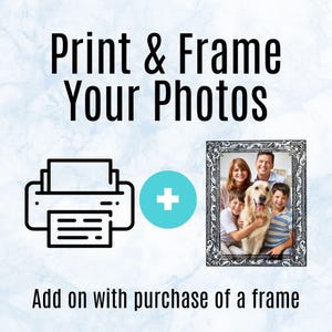 K&ouml;nnte beinhalten: Werbebild f&uuml;r Foto-Druck- und Rahmungsdienste. Der Text lautet "Print & Frame Your Photos" und "Add on with purchase of a frame." Ein Druckersymbol und ein gerahmtes Familienfoto sind ebenfalls abgebildet.