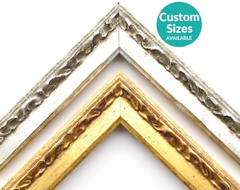 Könnte beinhalten: Zwei Bilderrahmen, einer in Gold und einer in Silber, mit verzierten Details. Die Rahmen sind so aufgestellt, dass die Details der Verzierungen sichtbar sind. Der Text "Custom Sizes Available" befindet sich in einem türkisfarbenen Kreis.