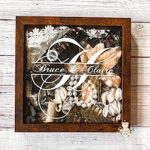 Caja de sombras con recuerdo de boda personalizado, monograma de una sola letra dividido con nombres de pareja y fecha/cita opcional