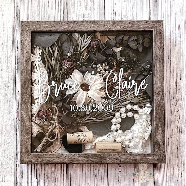 Cadeau souvenir personnalisé du jour du mariage Shadowbox avec les noms et la date du couple