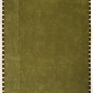Peut inclure: Tapis rectangulaire vert olive avec une bordure &agrave; carreaux marron fonc&eacute; et dor&eacute;e. Le tapis a une texture douce et moelleuse et un design de couleur unie, adapt&eacute; &agrave; la d&eacute;coration int&eacute;rieure.