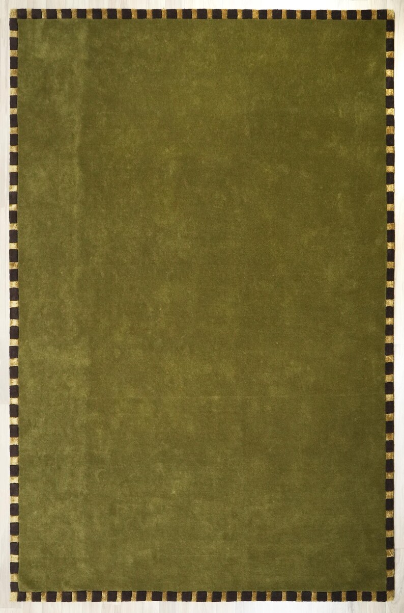 Peut inclure: Tapis rectangulaire vert olive avec une bordure &agrave; carreaux marron fonc&eacute; et dor&eacute;e. Le tapis a une texture douce et moelleuse et un design de couleur unie, adapt&eacute; &agrave; la d&eacute;coration int&eacute;rieure.