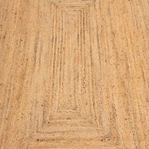 K&ouml;nnte beinhalten: Ein Naturfaser-Teppich mit einem gewebten Muster. Der Teppich ist aus Jute und hat eine hellbraune Farbe.
