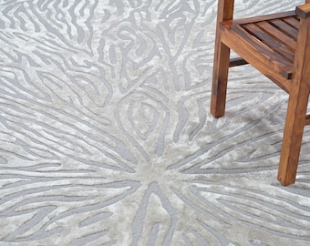 Alfombra de lana y seda tejida a mano: moderna alfombra abstracta gris