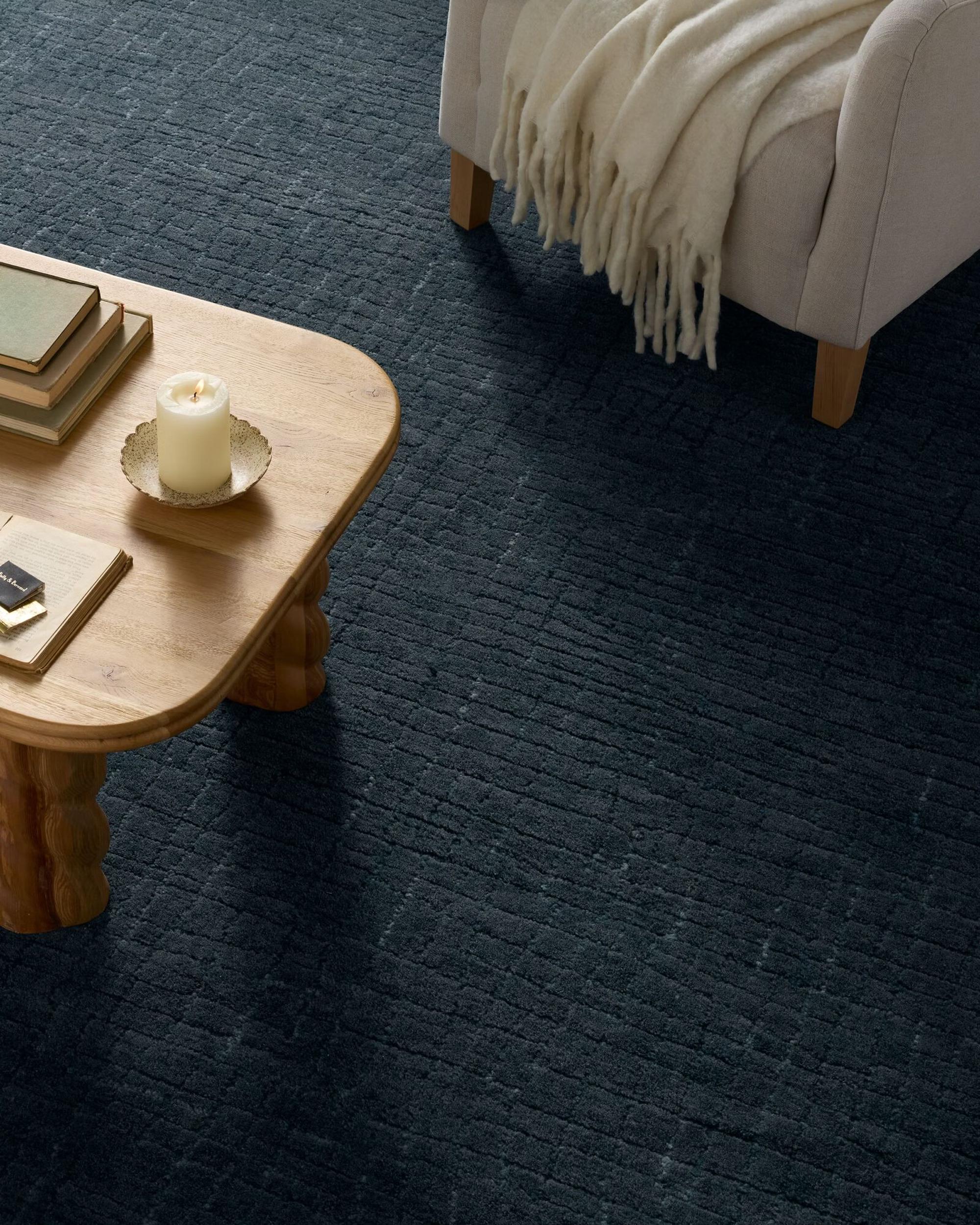 ハンドタフテッドウールエリアラグ：ダークブルーのテクスチャード