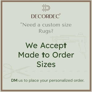 Peut inclure: L'image pr&eacute;sente le logo DECORDEC et le texte : "Need a custom size Rugs? We Accept Made to Order Sizes." Une paire de ciseaux et un outil de fabrication de tapis sont &eacute;galement repr&eacute;sent&eacute;s. Le texte encourage les clients &agrave; contacter par DM pour des commandes personnalis&eacute;es.
