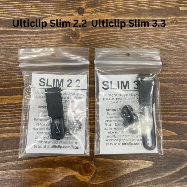 以下が含まれることがあります： 黒いUlticlip Slim 2.2とSlim 3.3クリップが入った透明なビニール袋が2つ。各袋には、製品情報とUlticlipのロゴが記載された白いラベルが付いています。「SLIM 2.2」と「SLIM 3.3」の文字が見えます。