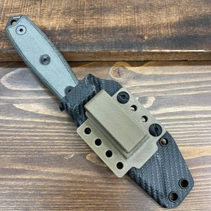Clipe de cinto/bolso ambidestro marrom-oliva personalizado RK para bainhas de faca, serve para cintos de até 3,8 cm de largura