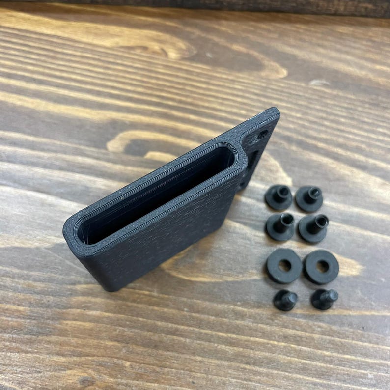 Puede incluir: Vaina de cuchillo de pl&aacute;stico negro con una superficie texturizada y una ranura para la hoja de un cuchillo. La vaina viene con cuatro tornillos negros y dos arandelas negras.