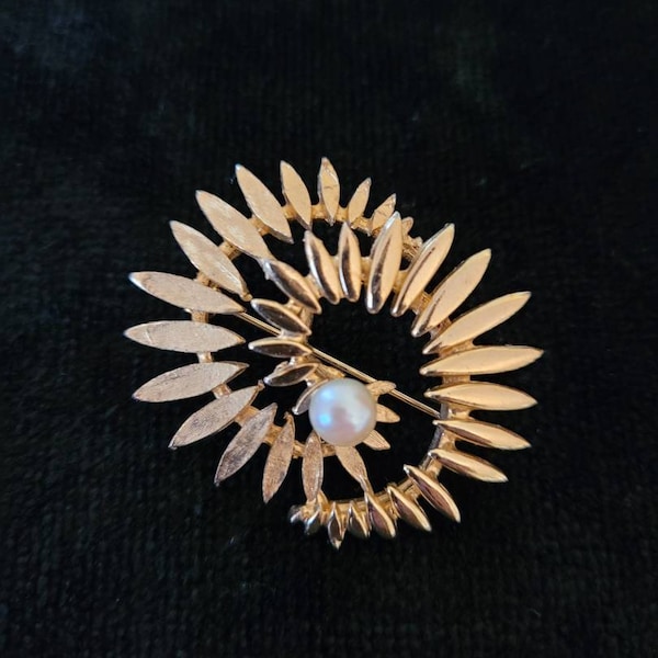 Vintage Brooks Brushed & Glossy Gold Tone Dimensional Brooch w/ Faux Pearl 1.75"