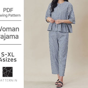 Pode incluir: Um conjunto de pijama xadrez azul e branco. A parte superior tem bainha com babados e fecho de botão. As calças são de perna reta. A imagem também inclui o texto "PDF Sewing Pattern", "Woman Pajama", "S-XL 4 sizes" e o logotipo Patternin.