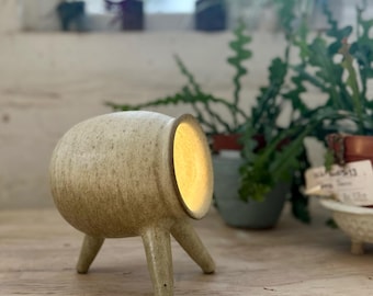 Lampe de table en céramique artisanale, lampe capsule aux tons naturels