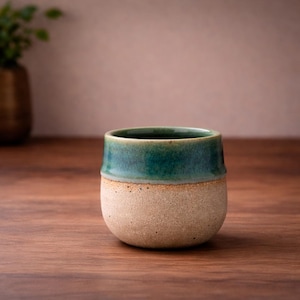 Taza personalizada con esmalte reactivo: taza de café de cerámica grabada a medida y tazas hechas a mano de color verde.