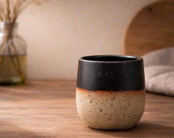 Handgemaakte koffiemok van zwarte klei, rustiek aardewerk, 7-9 oz