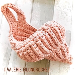 May include: A pink crocheted basket with a handle. The basket is made with a textured stitch and has a rounded shape. #VALERIE_FILUNCROCHET