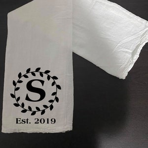 Ręcznik z monogramem z wieńcem laurowym, ręcznik z worka na mąkę, dekoracyjny ręcznik kuchenny, dekoracja domu, prezent na parapetówkę