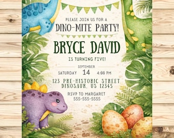 Pode incluir: Um convite de aniversário com ilustrações em aquarela de dinossauros azul, verde e roxo em uma selva. O texto diz: PLEASE JOIN US FOR A DINO-MITE PARTY! BRYCE DAVID IS TURNING FIVE! SEPTEMBER 14 4:00 PM 123 PRE-HISTORIC STREET DINOSAUR, US 12345 RSVP TO MARGARET 555-555-5555.