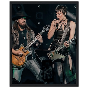 Poster con cornice in legno in carta opaca premium "HALESTORM"
