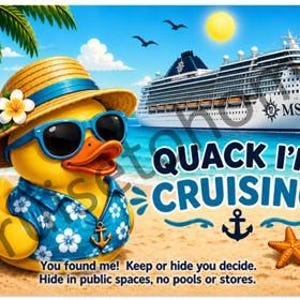 Op de afbeelding: Een vrolijke illustratie toont een gele badeend met zonnebril, strohoed en Hawaiiaans shirt. De tekst "QUACK I'M CRUISING" is te zien. Op de achtergrond een cruiseschip. Een bord toont "SUN, SAND, CRUISE".