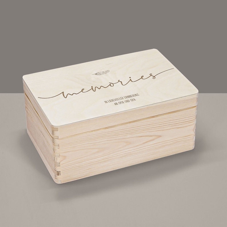 Personalisierte Erinnerungskiste Holz Holzkiste Holzbox mit Namen Aufbewahrung Erinnerungen Geschenk zur Hochzeit Hochzeitsgeschenk Memories Bild 1