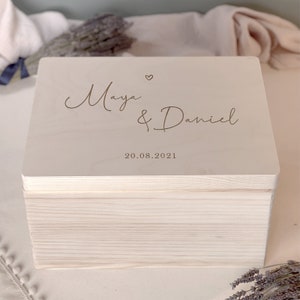 Geschenk zur Hochzeit, Hochzeitsgeschenk, Personalisierte Erinnerungskiste &quot;Hochzeit Herz&quot; aus Holz Mit Name und Datum, Erinnerungsbox Paar