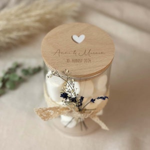 Vorratsglas als Geschenk zur Hochzeit mit Holzdeckel und Personalisierung Aussparung in Herzform